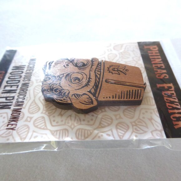 NEW PHINEAS FEZZICK MONKEY WEARING FEZ WOOD BUTTON PIN ON CARD - Picture 4 of 5